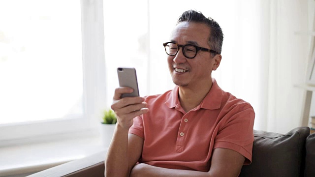 在家里用智能手机打视频电话的快乐男人视频素材