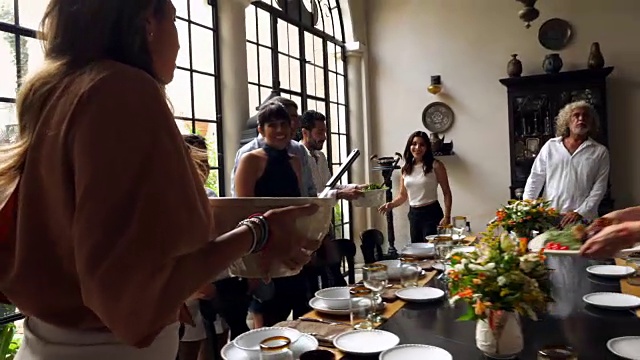 家人在庆祝宴上带食物到餐桌上视频素材