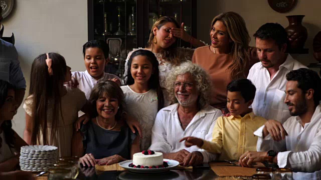 几代同堂的家庭聚在餐桌上吃生日晚餐的肖像视频素材