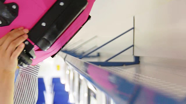 女人的手把手提箱放在火车的架子上视频下载