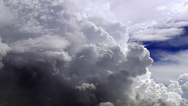 夏天天空中巨大而高大的积云。风暴即将来临。视频素材