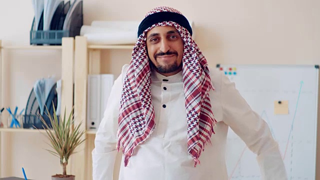 英俊年轻的穆斯林男子在传统的伊斯兰服装站在绘制在白板上的财务图表 在办公室工作视频素材 Id Vcg42n Vcg Com