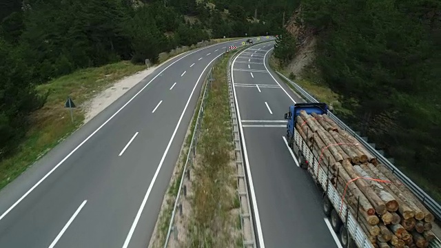 航拍木材卡车在路上与大量的木材视频素材
