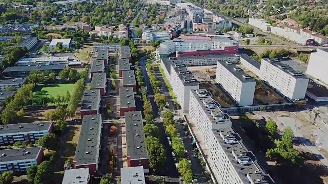 飞过斯德哥尔摩郊区，公寓楼，索伦图纳市中心视频下载