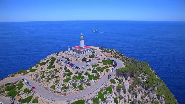灯塔鸟瞰图-德弗门托角和著名的悬崖巴利阿里群岛马略卡/西班牙视频下载
