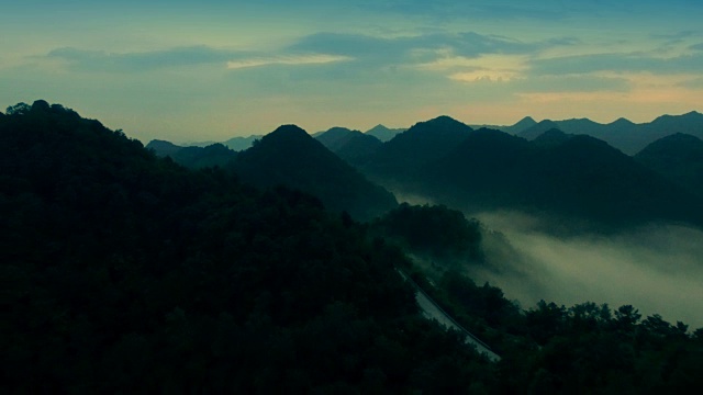 山上森林的鸟瞰图视频素材