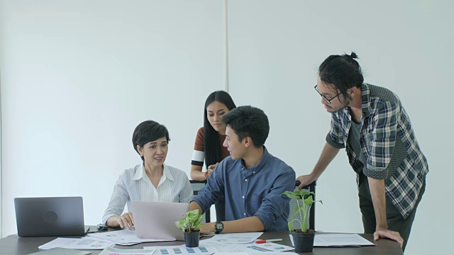 商务团队会议，头脑风暴，分享新想法多元化的团队参与团队合作，在现代办公室视频素材