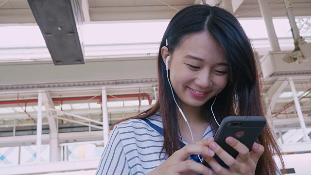台湾一名年轻女孩在平台上使用手机视频素材