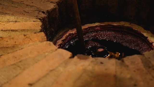 游客品酒自埋藏地下的奇夫里，美味专属饮品视频素材