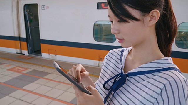 台湾一名年轻女孩在平台上使用手机视频素材