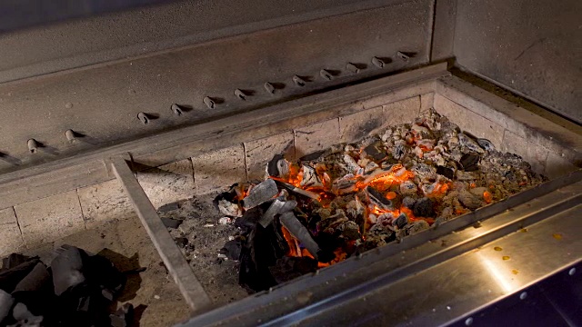 烤架里的热量闷烧着视频下载