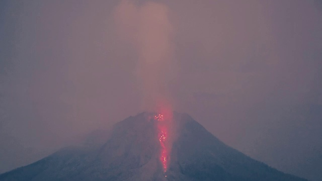 印度尼西亚锡纳朋火山喷发的夜晚时光剪辑视频素材