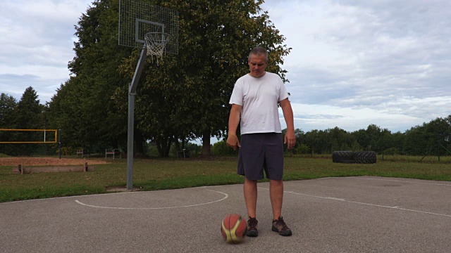男人画了一个篮球视频下载