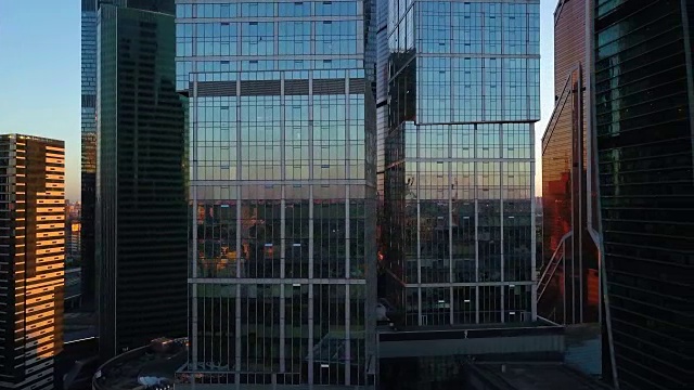 摩天大楼夜间鸟瞰图。4 k UHD。视频素材