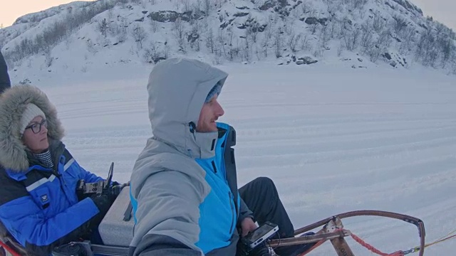游客们在挪威玩狗拉雪橇视频下载