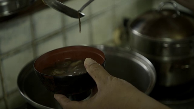 紫菜汤舀入碗中。日本。视频素材