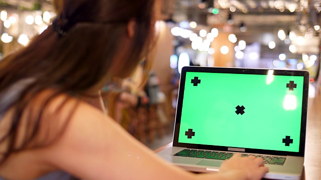 在咖啡厅使用绿屏笔记本电脑视频素材