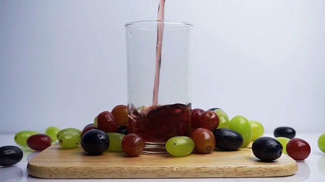 玻璃杯中有新鲜的葡萄汁视频素材