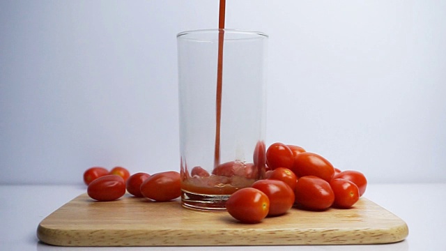杯子里有新鲜的番茄汁视频素材