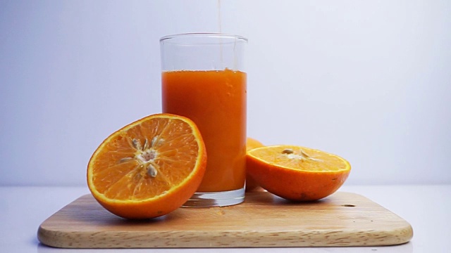 杯子里有新鲜的橙汁视频素材