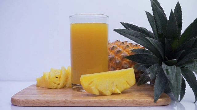 杯子里有新鲜的菠萝果汁视频素材