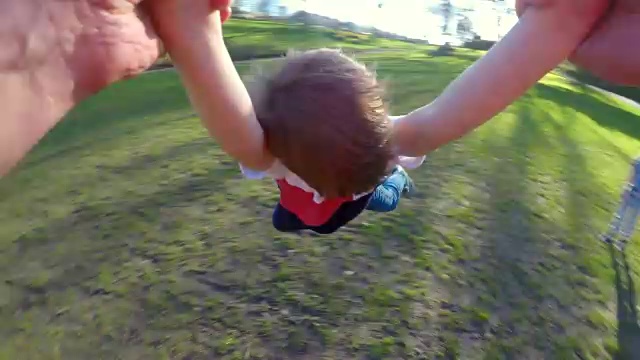 在空中举起并旋转他的儿子视频下载