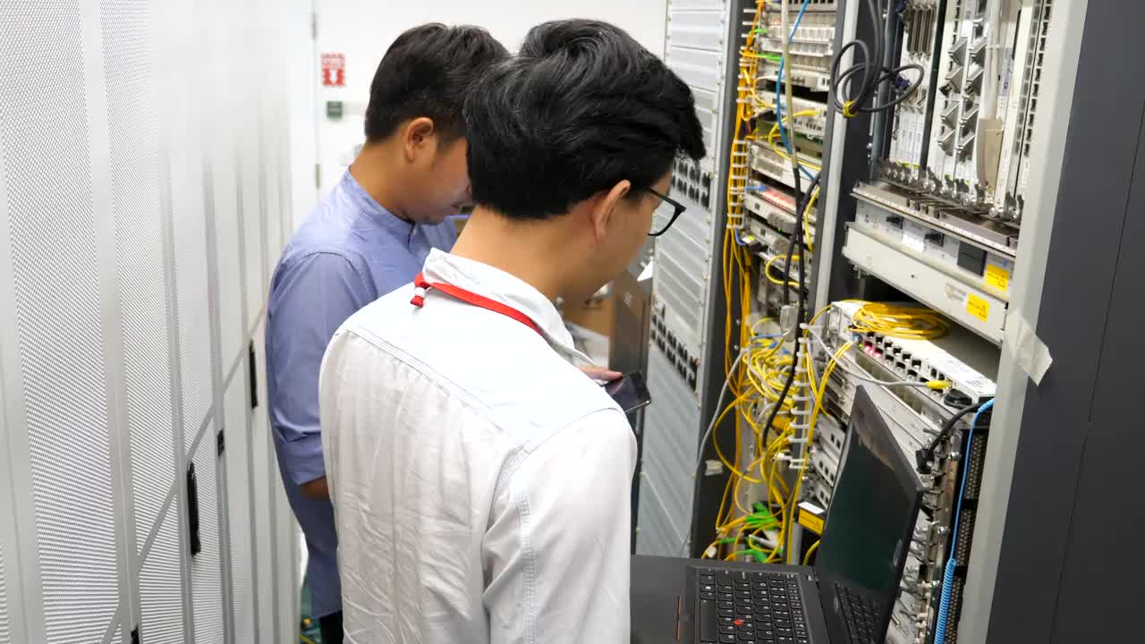 技术员蹲在服务器室视频素材
