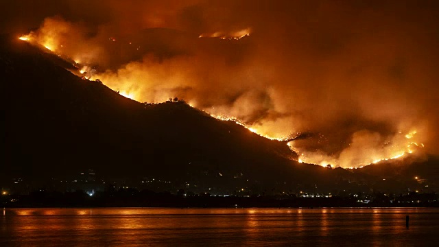 圣野火在加州的埃尔西诺湖附近的山脉肆虐视频下载
