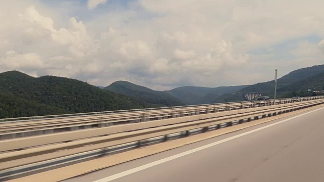 在美丽的自然公路上驾车旅行视频素材