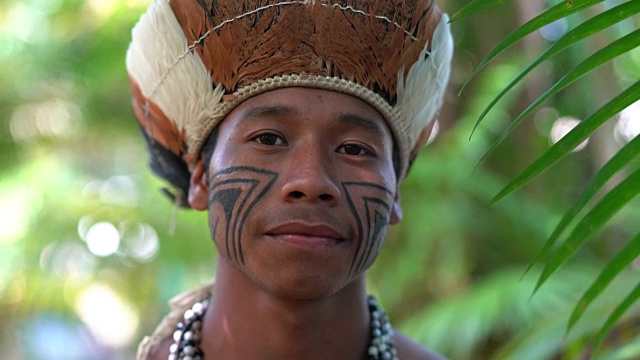来自瓜拉尼族的巴西土著青年男子画像视频下载