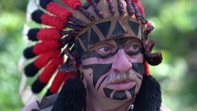 游客装扮成土著肖像视频素材