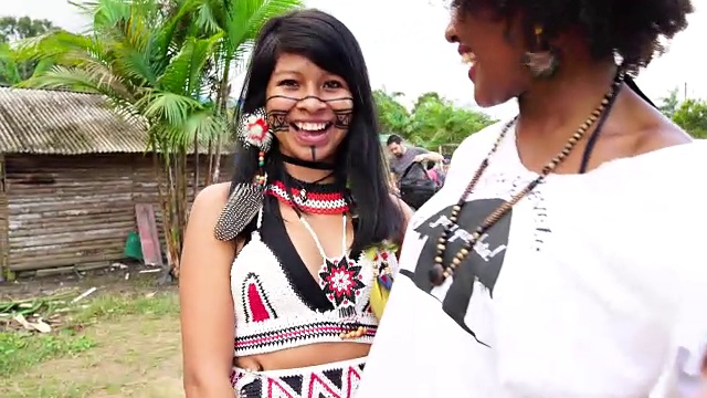 一名游客在村庄与瓜拉尼土著妇女自拍视频素材