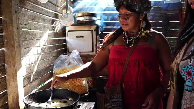 来自瓜拉尼族的巴西土著妇女烹饪“Xipa”视频素材