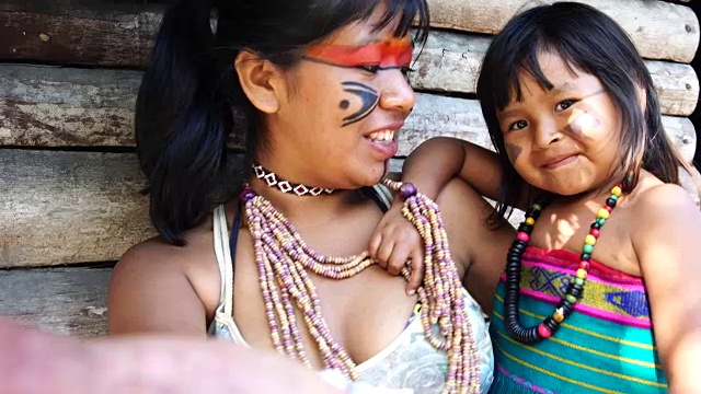 土著巴西年轻妇女与来自图皮瓜拉尼族的姐姐自拍视频素材
