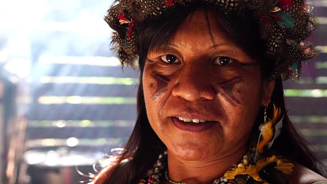 土著巴西妇女肖像，来自图皮瓜拉尼种族，在一个棚屋视频素材