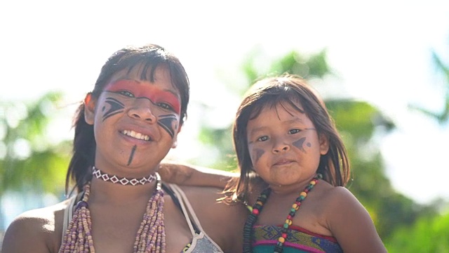 土著巴西年轻妇女和她的孩子，图皮瓜拉尼族的肖像视频素材