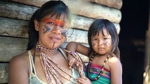 土著巴西姐妹，图皮瓜拉尼族的肖像视频素材