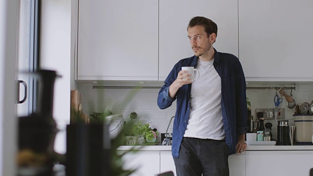 成年男性早上在厨房喝咖啡视频素材