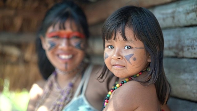 土著巴西姐妹，图皮瓜拉尼族的肖像视频素材