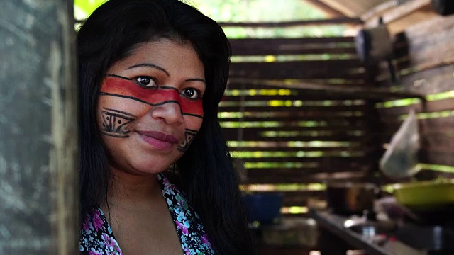 土著巴西年轻妇女，瓜拉尼族肖像，在一个棚屋视频素材