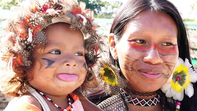 土著巴西年轻妇女和她的孩子，来自瓜拉尼民族的肖像视频素材