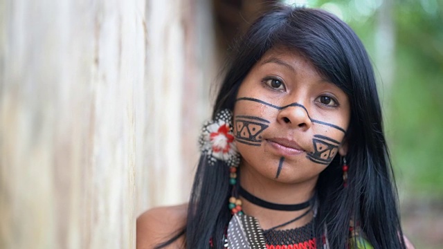 土著巴西年轻妇女，来自瓜拉尼民族的肖像视频下载