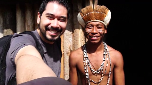 日本游客与来自瓜拉尼族的巴西土著男子自拍视频素材