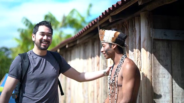 土著巴西人欢迎来自瓜拉尼族的巴西土著部落的游客视频下载