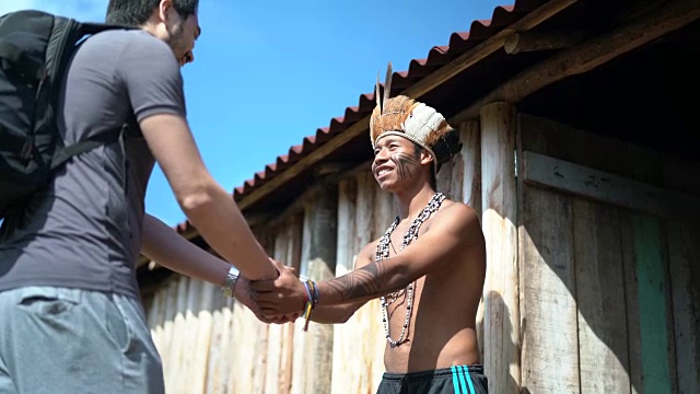 土著巴西人欢迎来自瓜拉尼族的巴西土著部落的游客视频素材