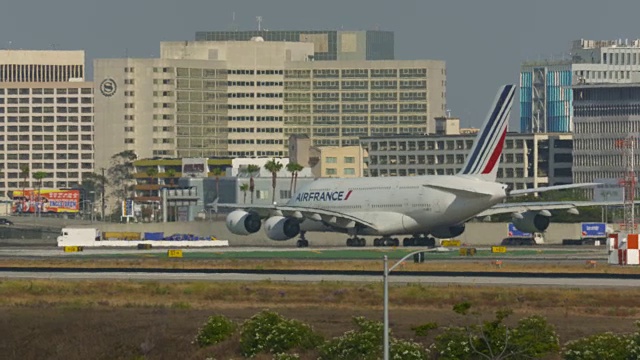 降落在洛杉矶国际机场视频素材