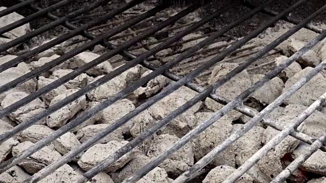 用钢丝刷清洁木炭烤架的人视频素材