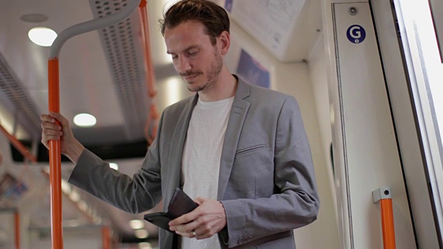 在火车上使用智能手机视频素材