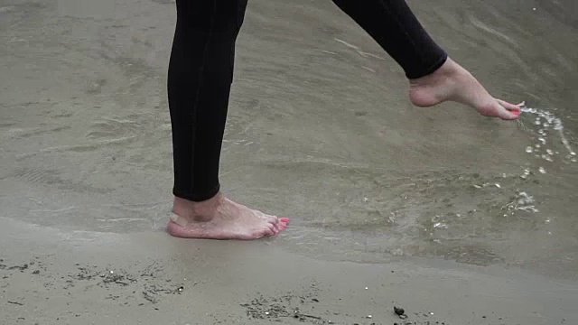 河岸上美丽的女孩的腿视频素材