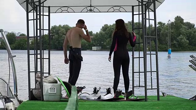 帅哥和美女正准备在尾流上游泳视频素材